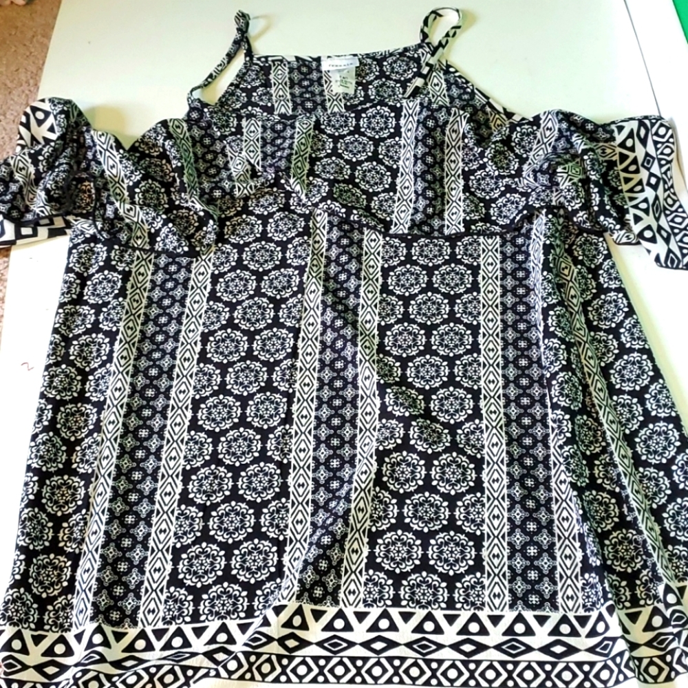 Freesia black and white M cold shoulder dress